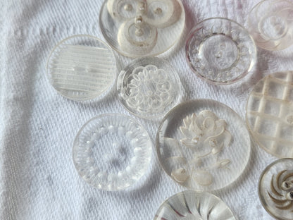 Lot 12 boutons anciens lucite ciselé collection 1,4 cm à 2,2 cm ref 3062