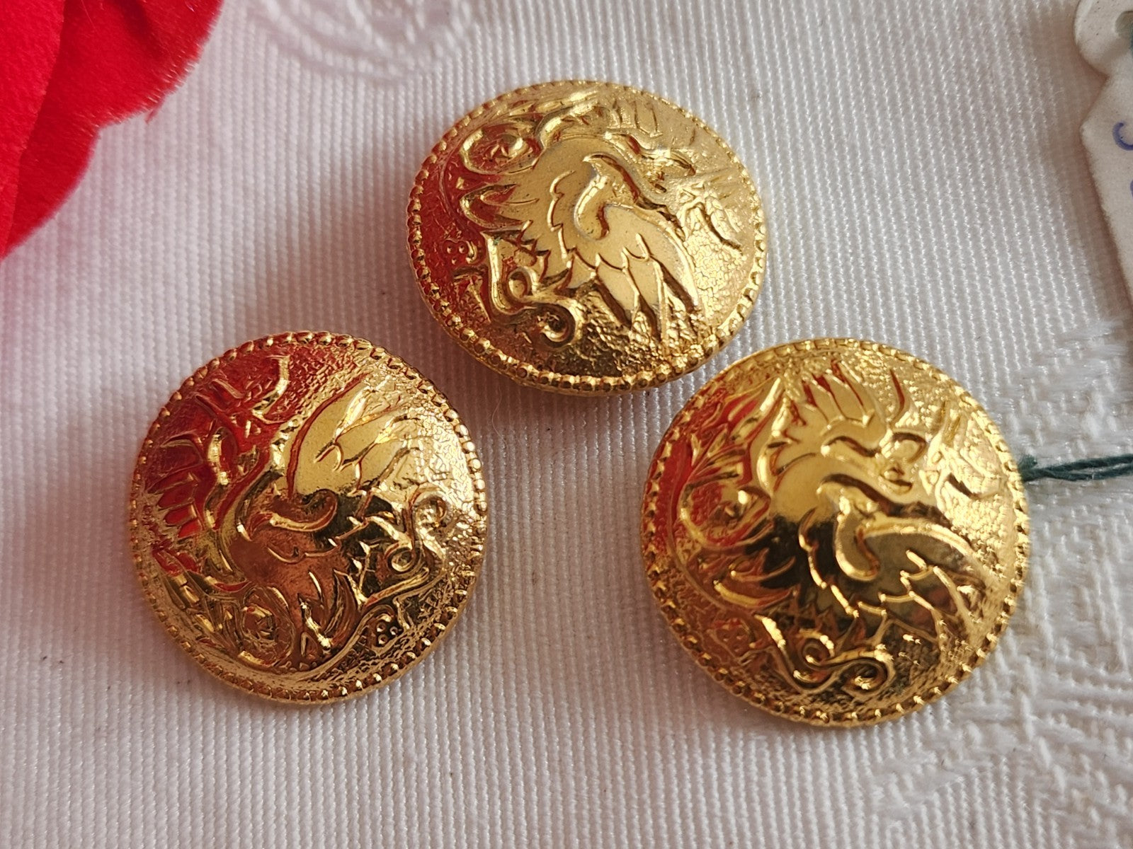 Trio boutons vintage en métal doré chimere leger  1,9 cm ou19 mm G7K