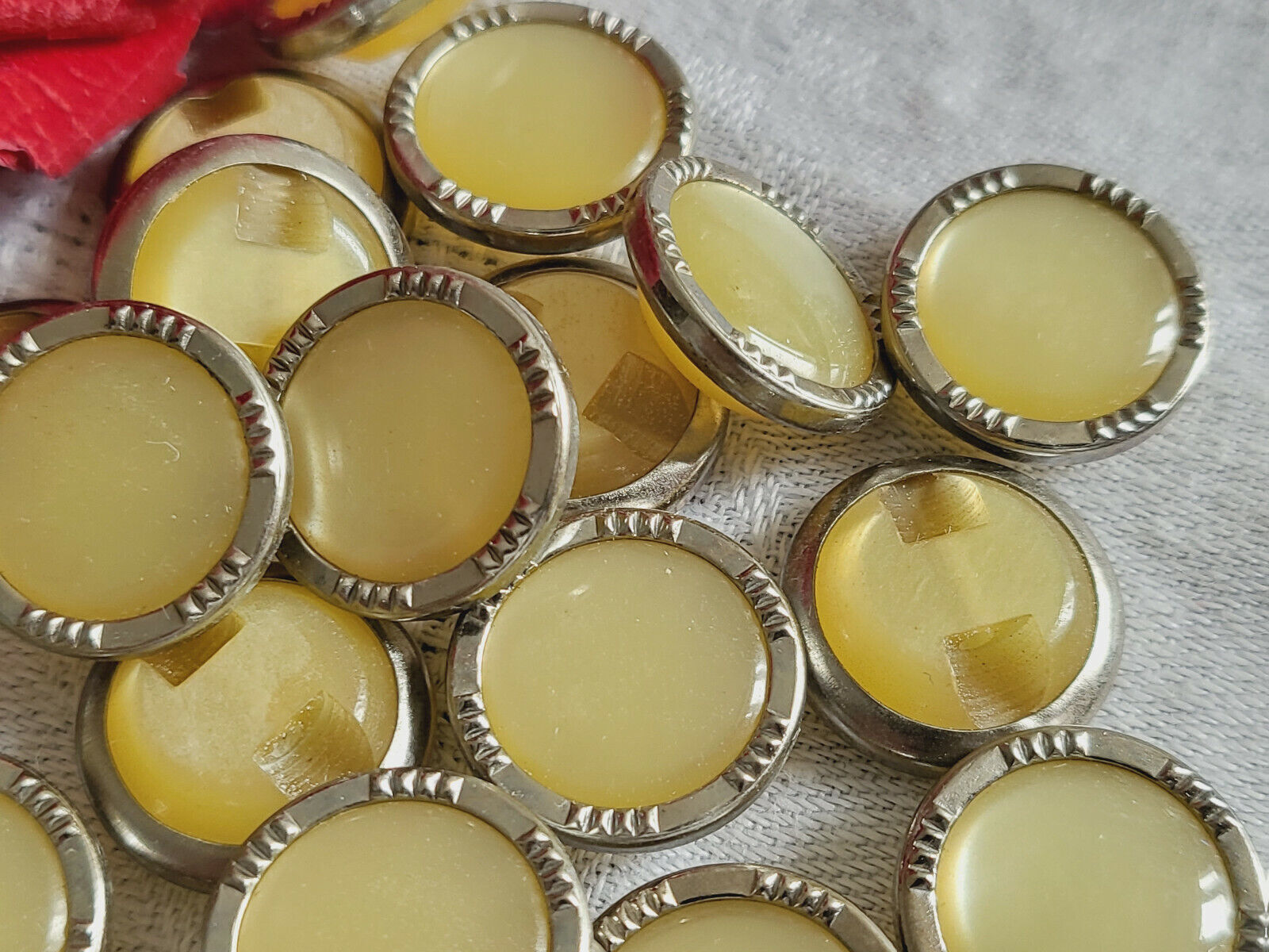Lot 17 ou 12 Boutons petits vintage jaune monture metal à pied 1,2 ou 1,6 cm