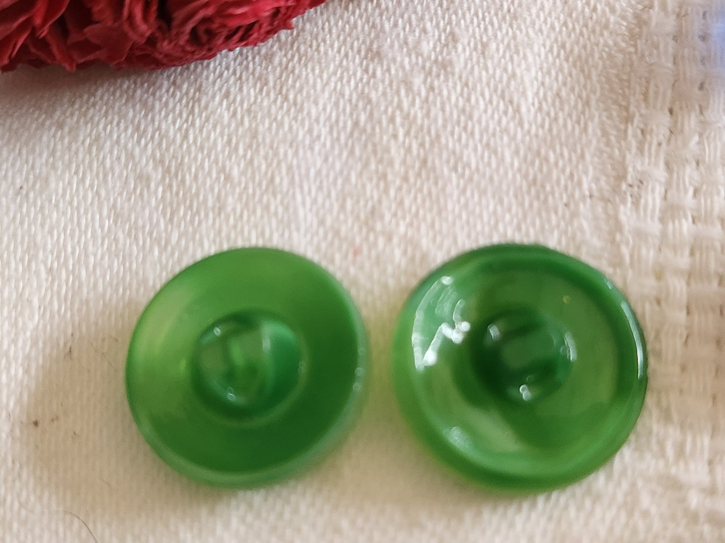 Duo boutons vintage en verre  laiteux vert travaillé 1,7 cm G7J