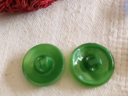 Duo boutons vintage en verre  laiteux vert travaillé 1,7 cm G7J