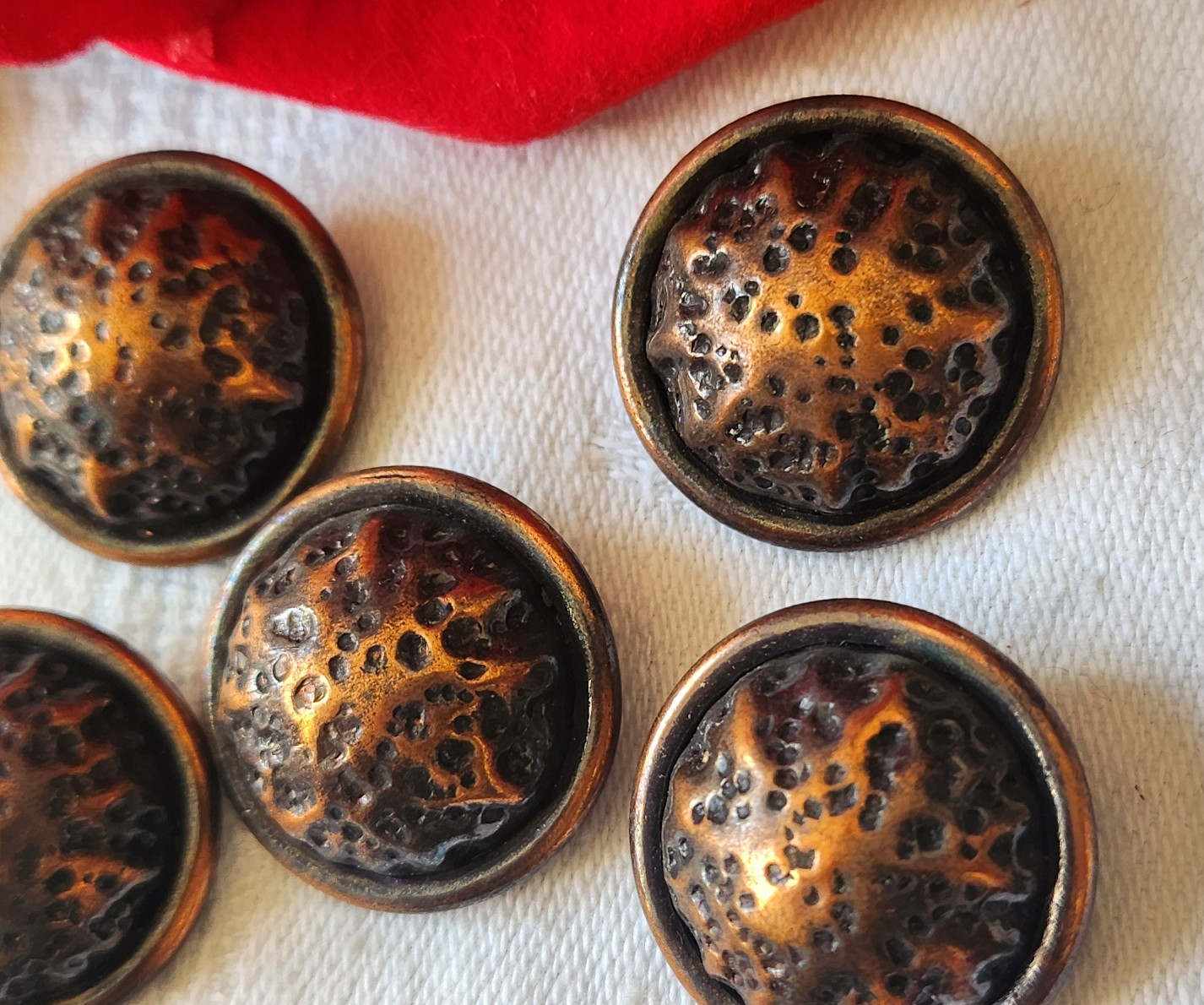 Lot 5 gros boutons vintage en metal cuivré 2,3 cm bombé pied ref 4881