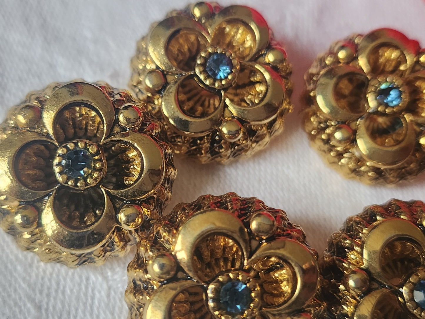 Lot 5 boutons vintage en métal doré volume coeur strass bleu 1,5 cm ref 3887