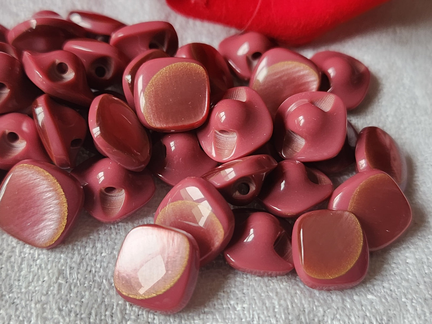 Lot 18 mini  boutons vintage à pied jolis carré rose foncé   1 cm ref 309