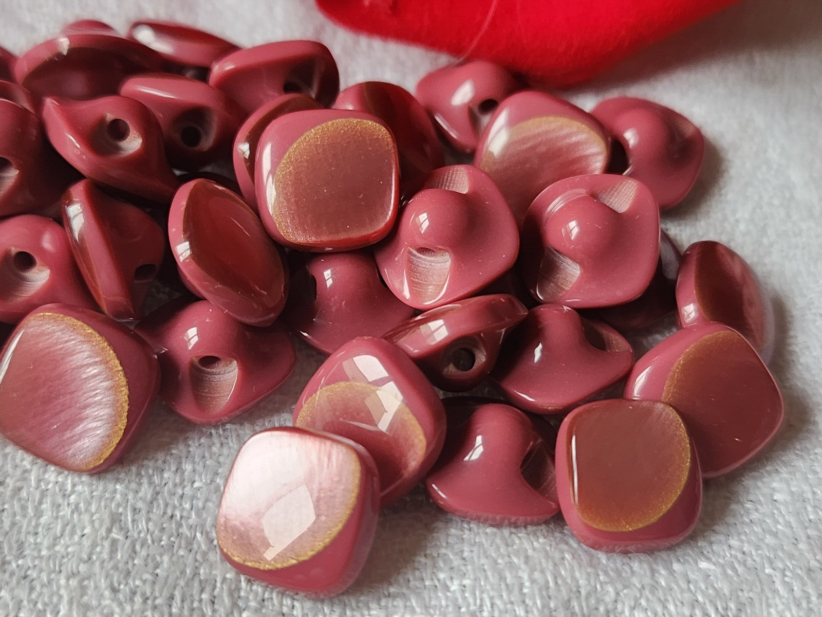 Lot 18 mini  boutons vintage à pied jolis carré rose foncé   1 cm ref 309