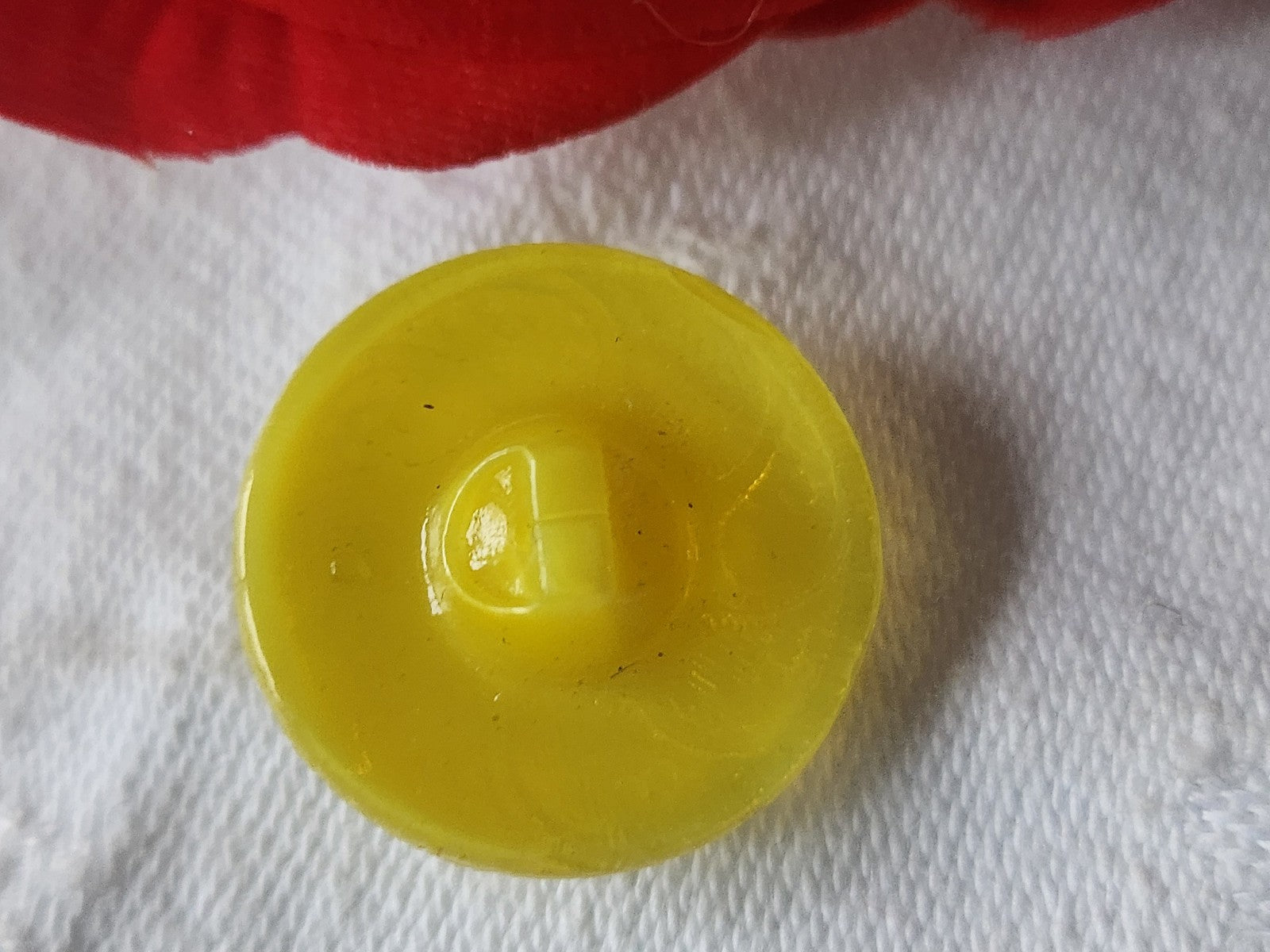 Gros bouton ancien en verre  jaune laiteux vintage 2,2 cm D5B