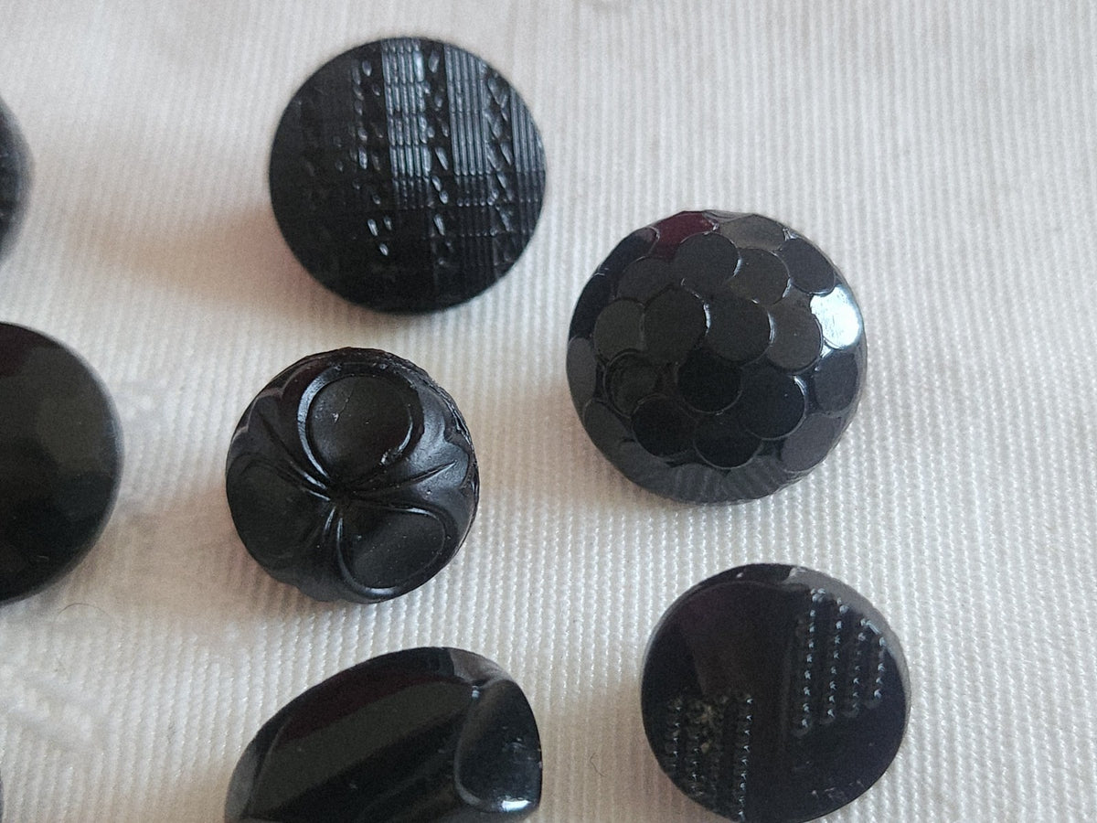 Lot 10 boutons anciens vintage  en verre noir  panaché 1,1 à 1,3 cm ref 6237