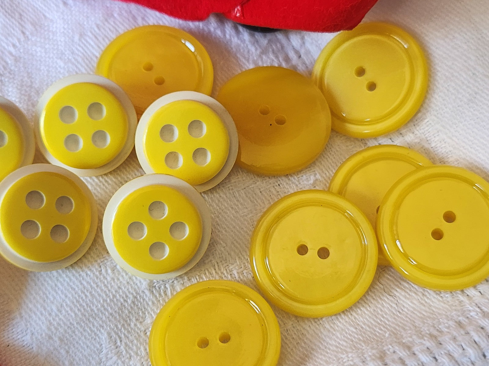 Lot 12 boutons vintage 2 séries tons jaune 1,7 et 2,1 cm ref 2554