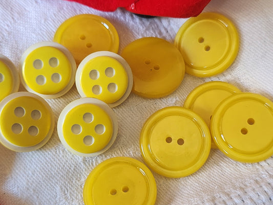 Lot 12 boutons vintage 2 séries tons jaune 1,7 et 2,1 cm ref 2554