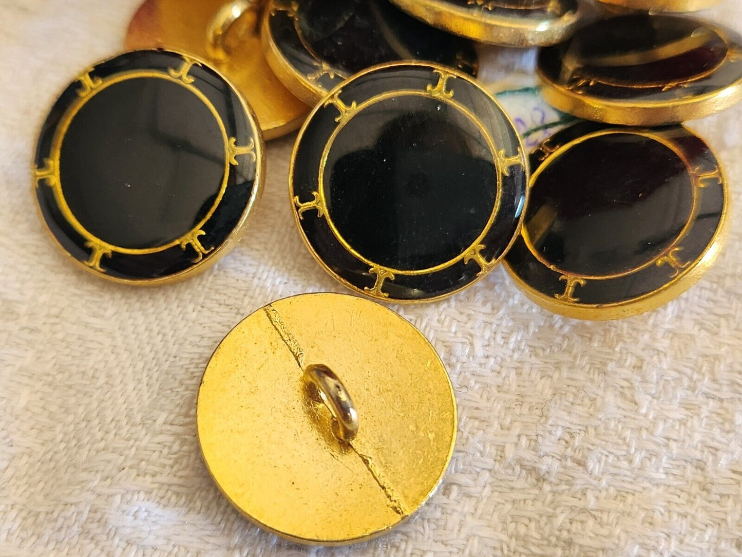 Lot 6 boutons vintage en métal doré et noir  pied   1,8 cm ref 3052