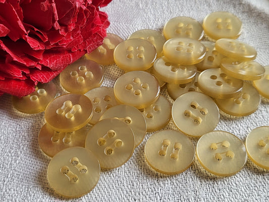 Lot  44 petits boutons vintage lumineux beige/jaune 4 trous 1,4 cm ref 3401