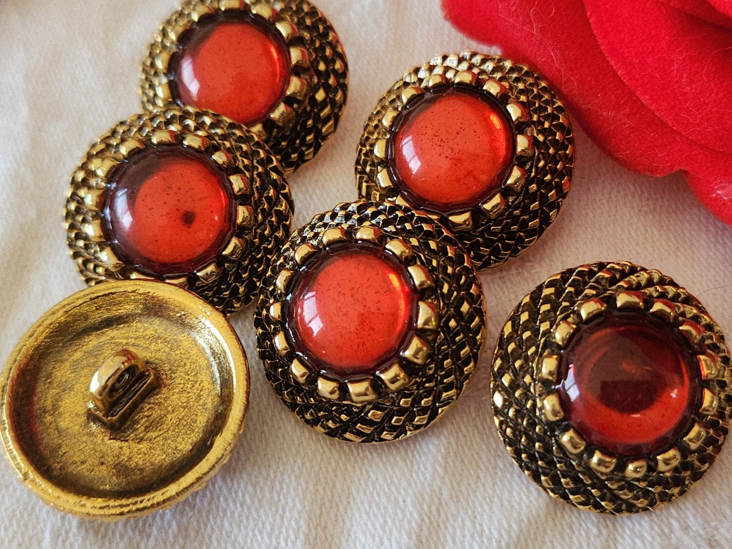 Lot 6  boutons vintage metal doré coeur effet strass rouge 2,1 cm pied ref 3866