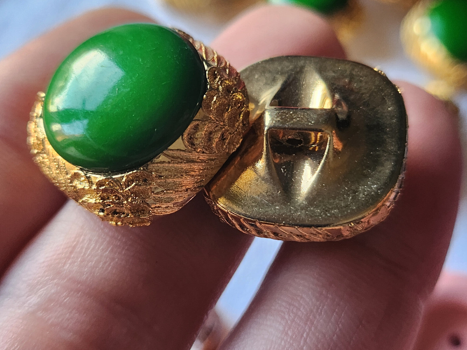 Lot 6 boutons vintage doré vert résine sculpté jolis pied  2,1 cm ref 2453