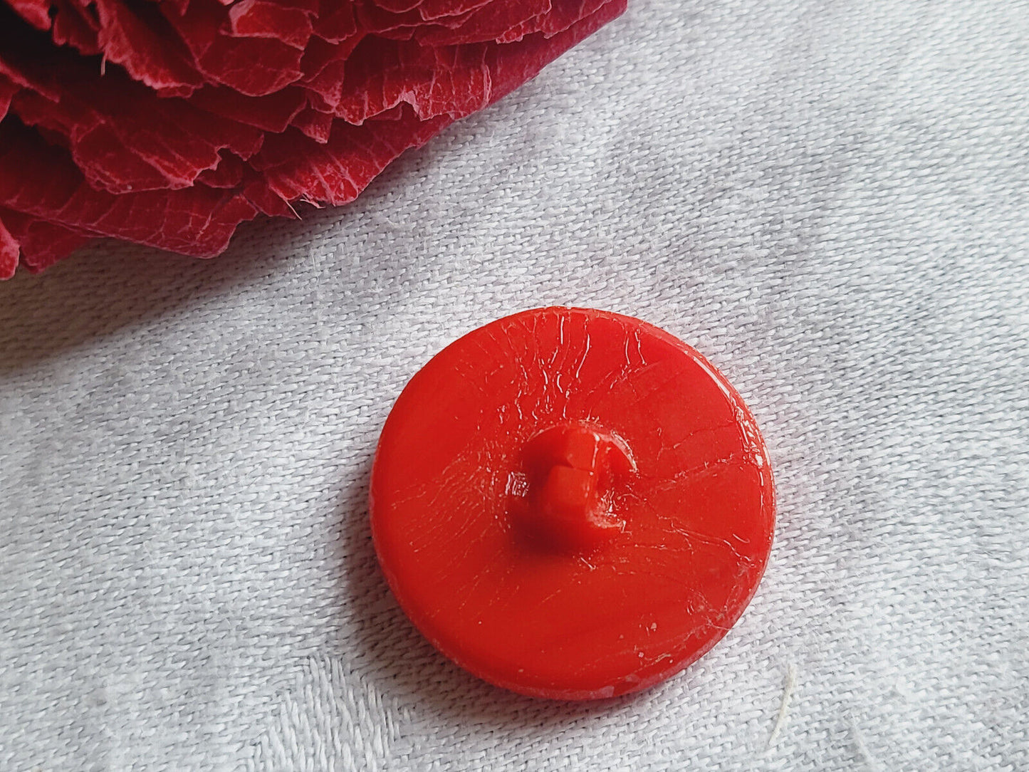 Bouton ancien en verre rouge diamètre: 2,1 cm vintage ref 814