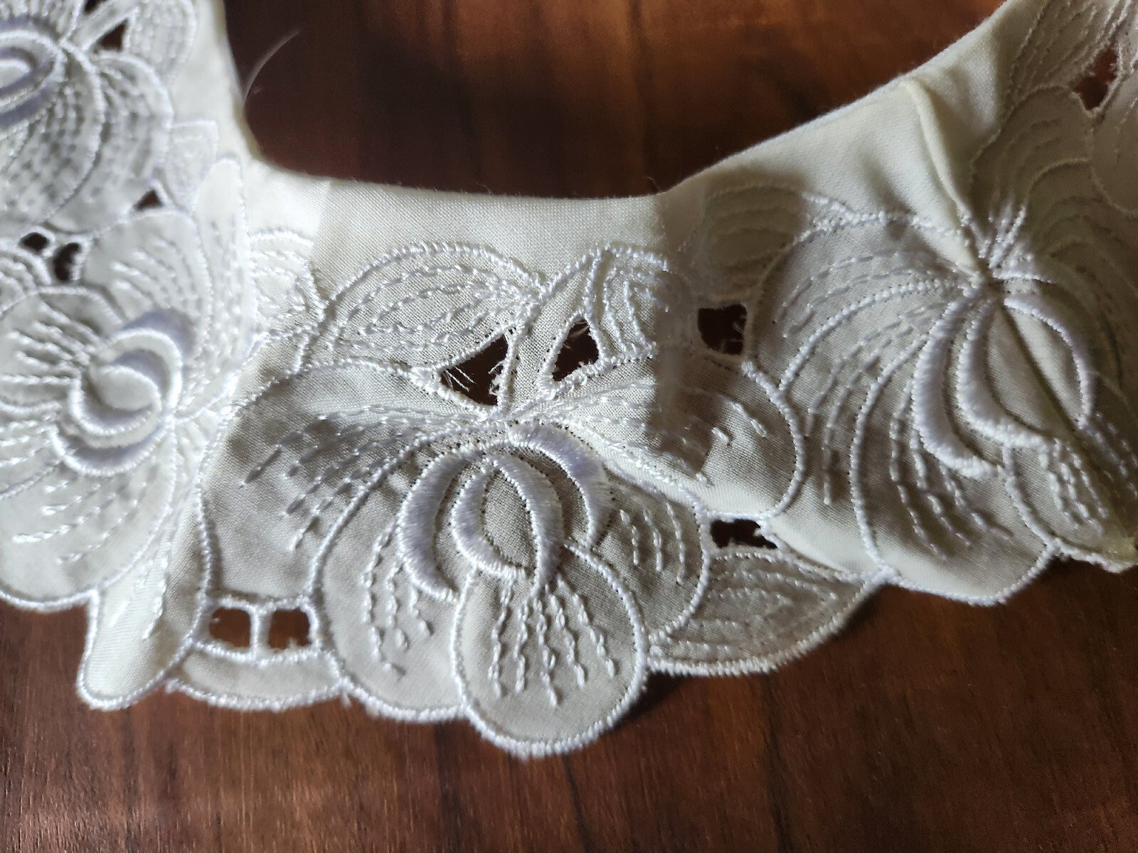 Ancien  col en tissu broderie de fleur en relief teinte écrue B1-63