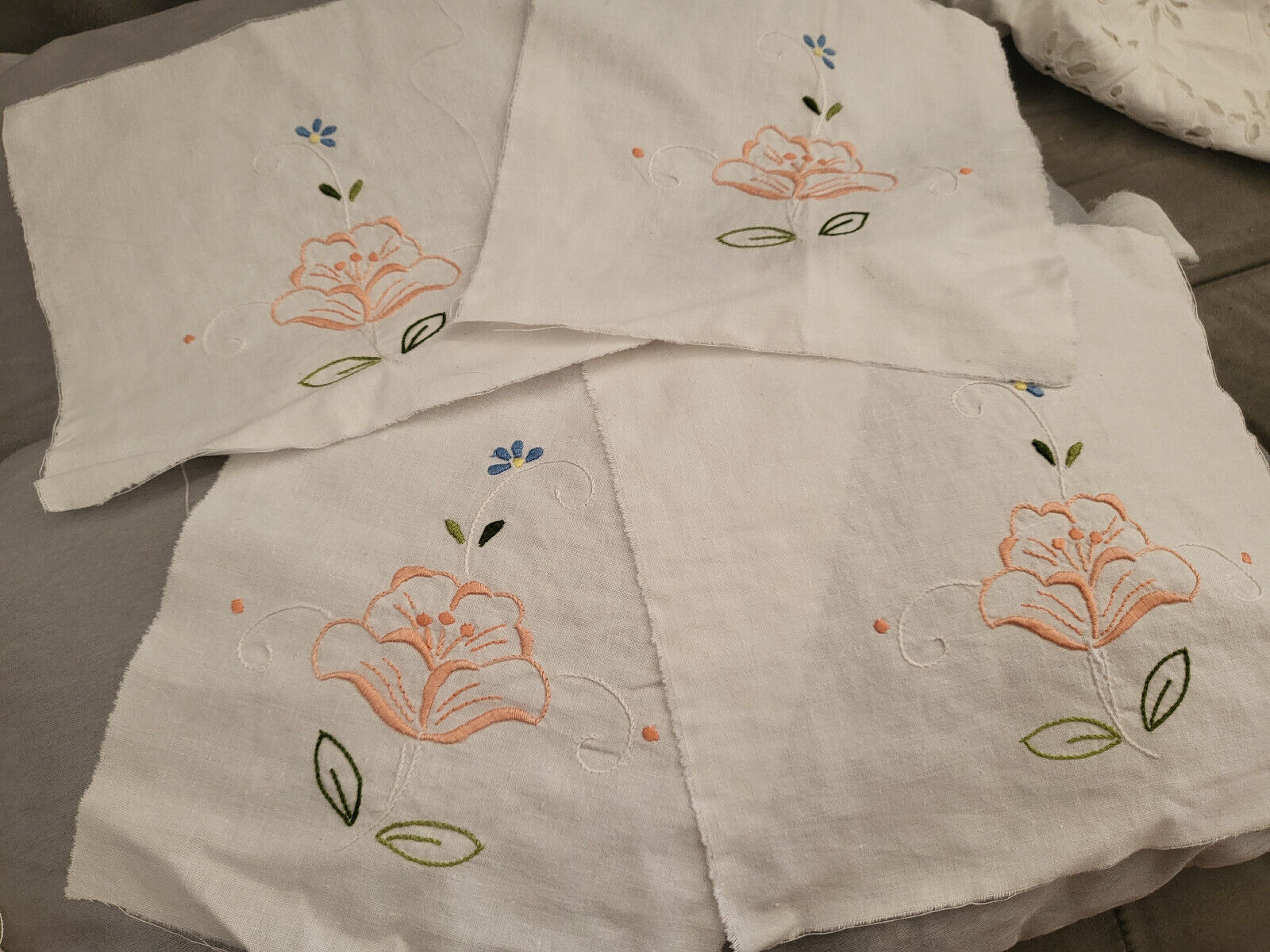 Lot 4 broderies vintage fleurs rose création incrustation application B6