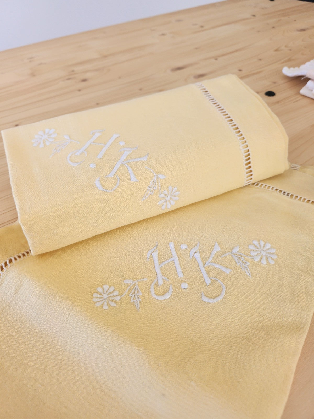 Lot deux anciennes taies d'oreillers monogramme HK jaune paire superbes B6
