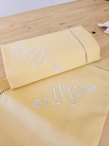 Lot deux anciennes taies d'oreillers monogramme HK jaune paire superbes B6