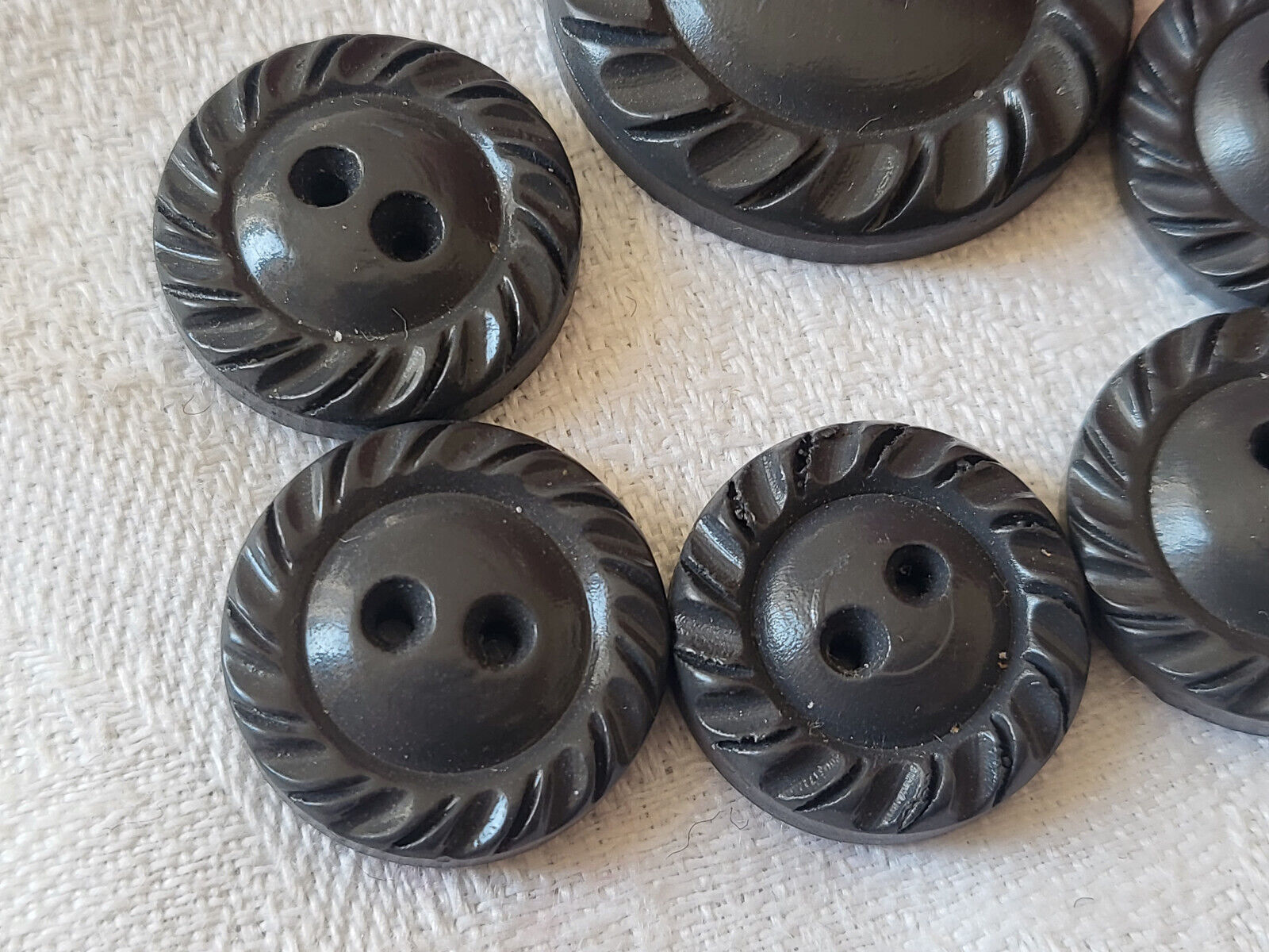 Lot 6 boutons anciens en bois peint gris à trous  1,8 et 2,7 cm ref 3205