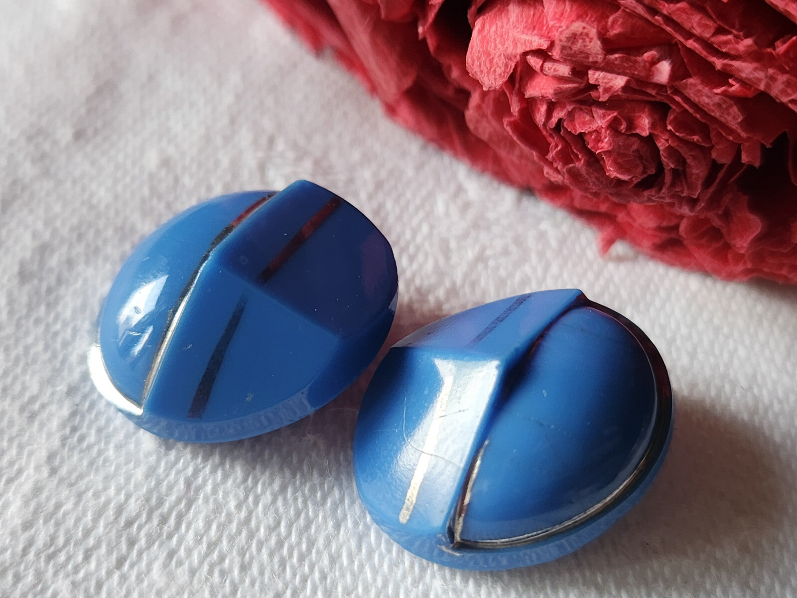 Duo boutons anciens en verre bleu ovale trés typé  1,5 sur 1,8 cm G8L