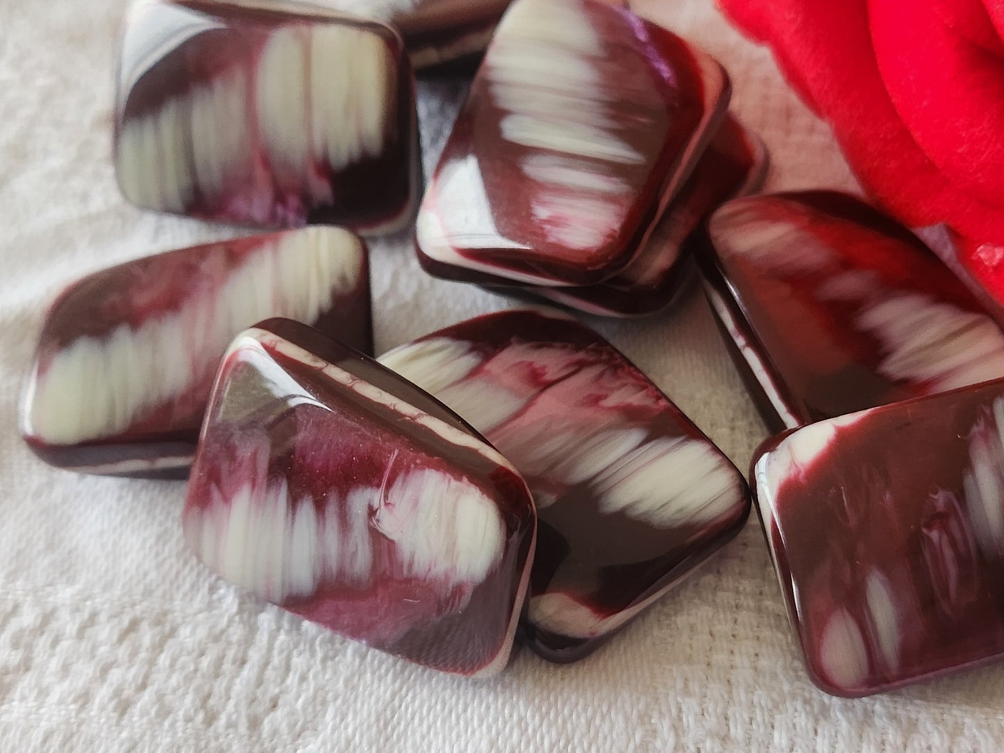 Lot 6 superbes boutons vintage prune reflet nacré 1,9 sur 2,8 cm pied ref 3954