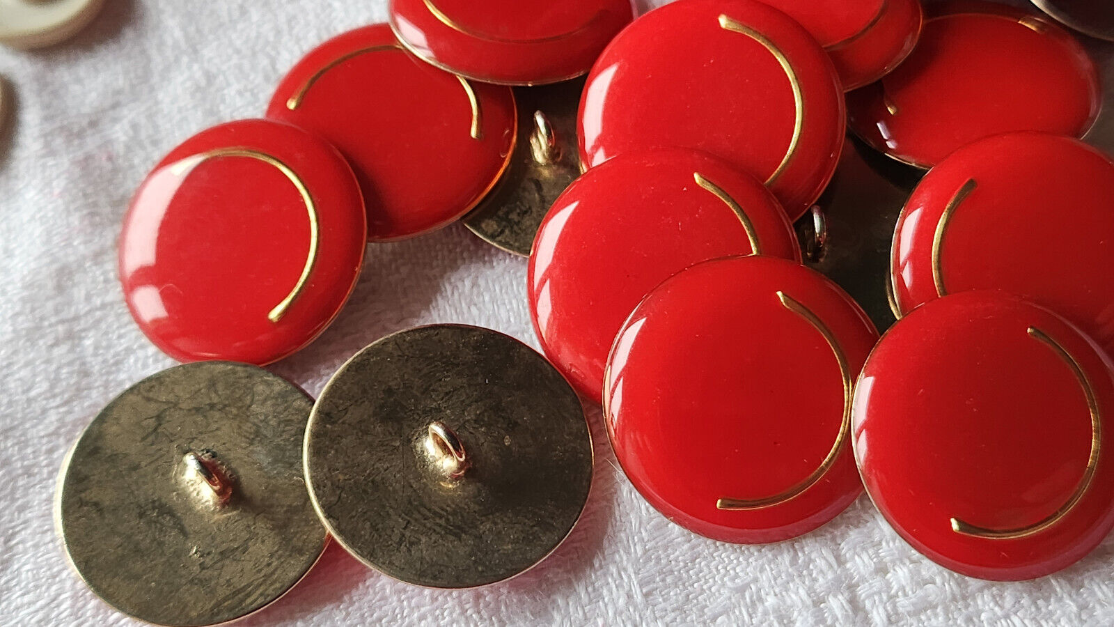 Lot 6 boutons vintage en métal emaillé rouge superbe  2,2 cm ref 2461