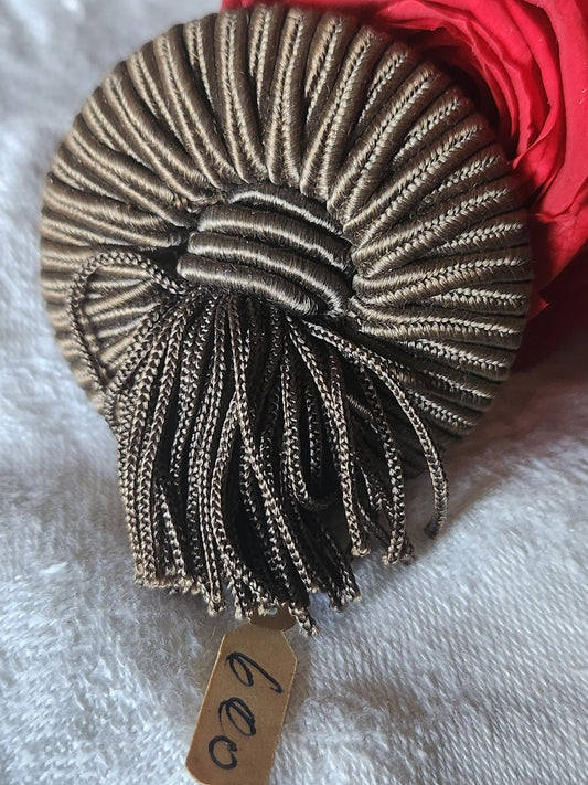 Enorme bouton ancien en passementerie avec pendants marron/gris 4,2 cm ref 7008