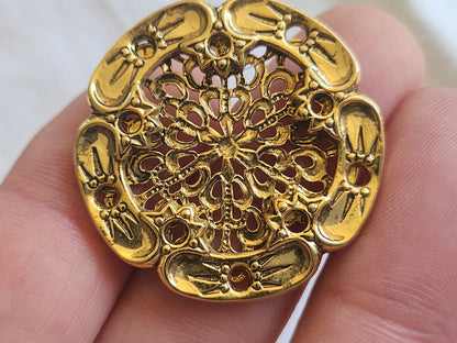 Enorme bouton vintage en métal motif ajouré 3,4 cm ref 621