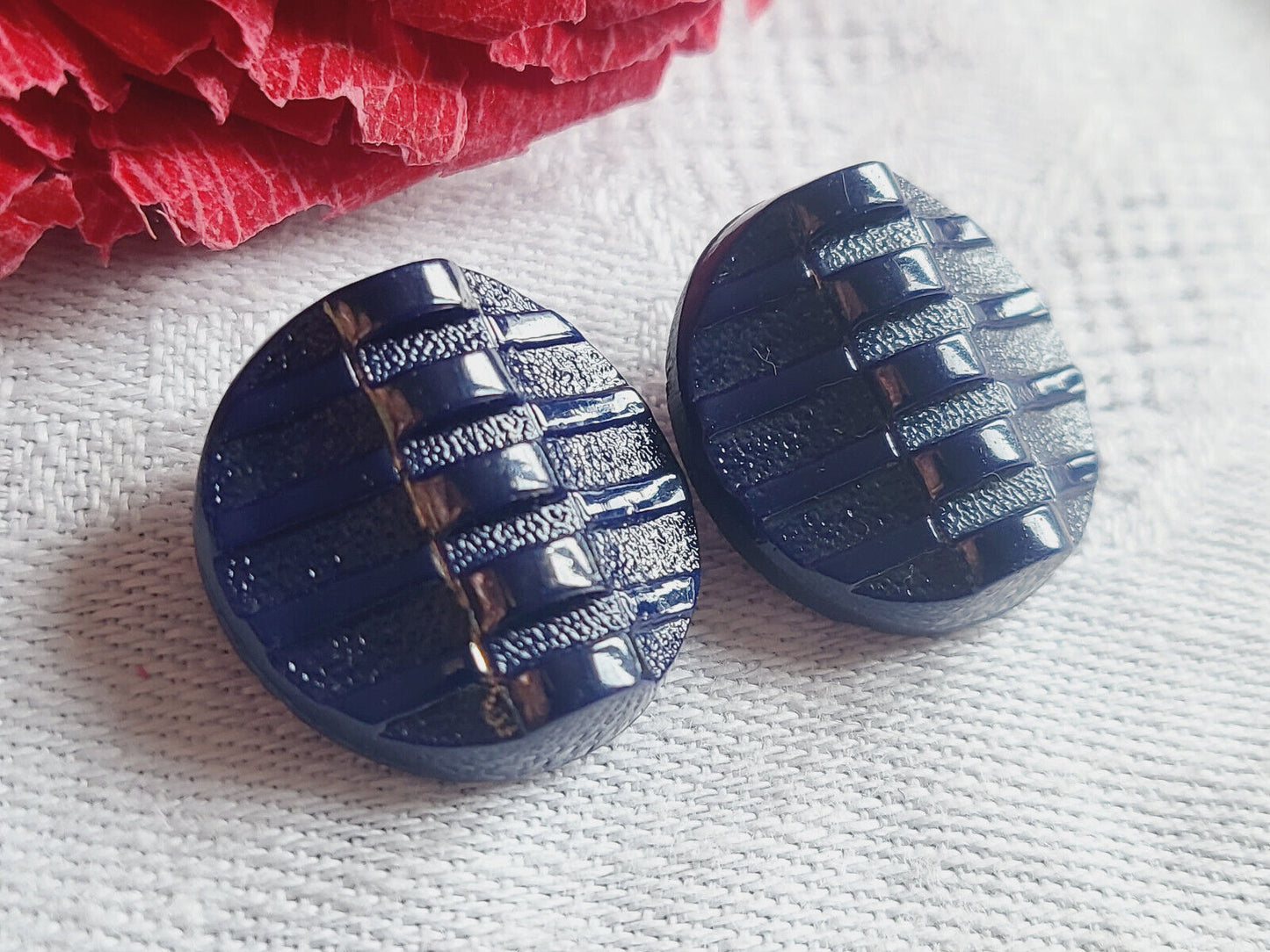 Duo boutons anciens en verre bleu foncé  diamètre: 1,7 cm G10A