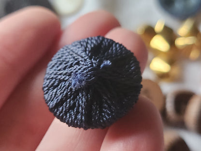 Ancien bouton en passementerie bleu fait main collection  2,5 sur 2,6 cm D3C