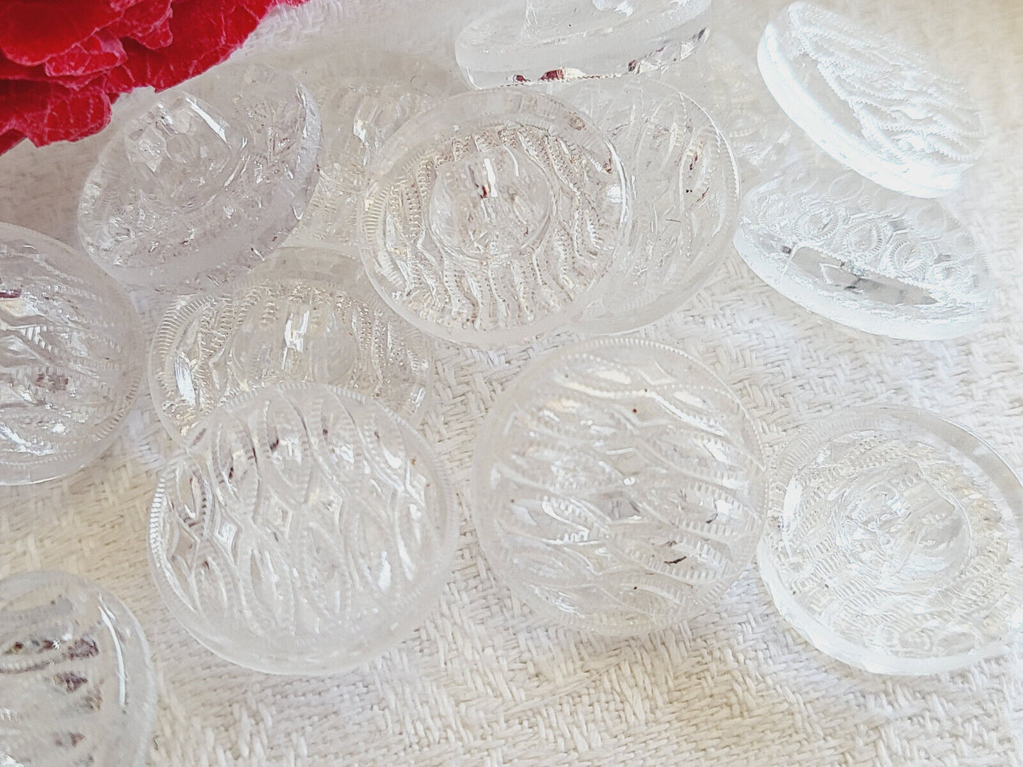 Lot 6 boutons anciens en verre transparent fort relief 1,7 cm ref 549