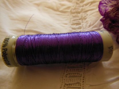 Bobine fil à broder Gutermann violet effet fil métallique col 571 lumineux 