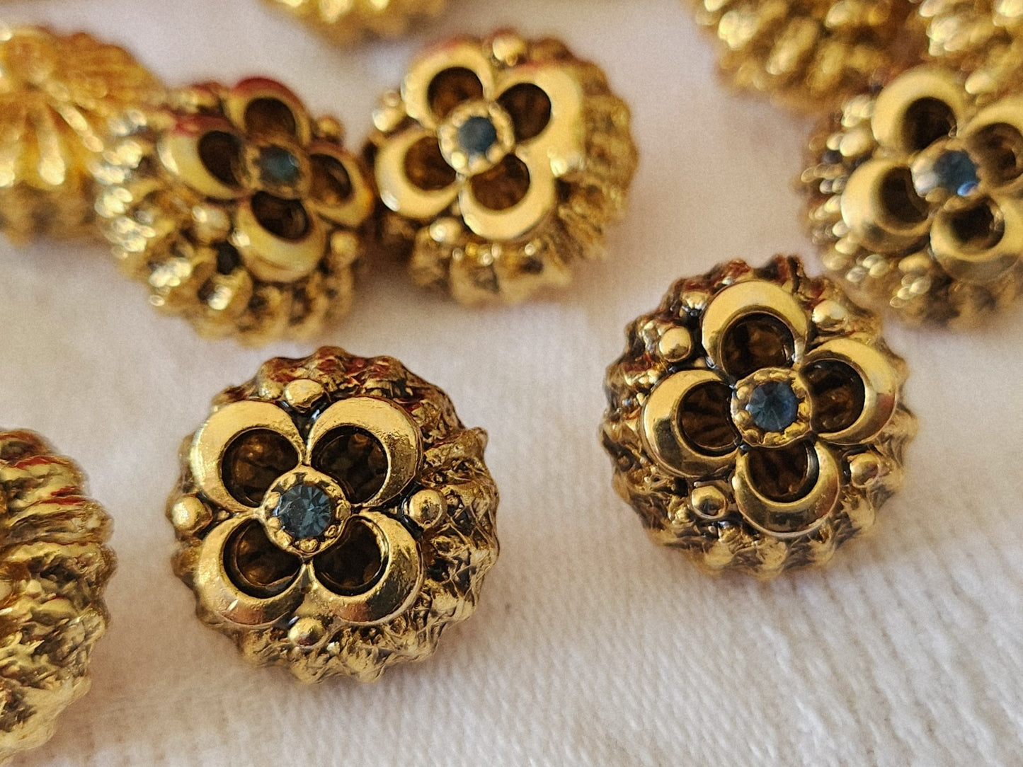 Lot 5 boutons vintage en métal doré volume coeur strass bleu 1,5 cm ref 3887