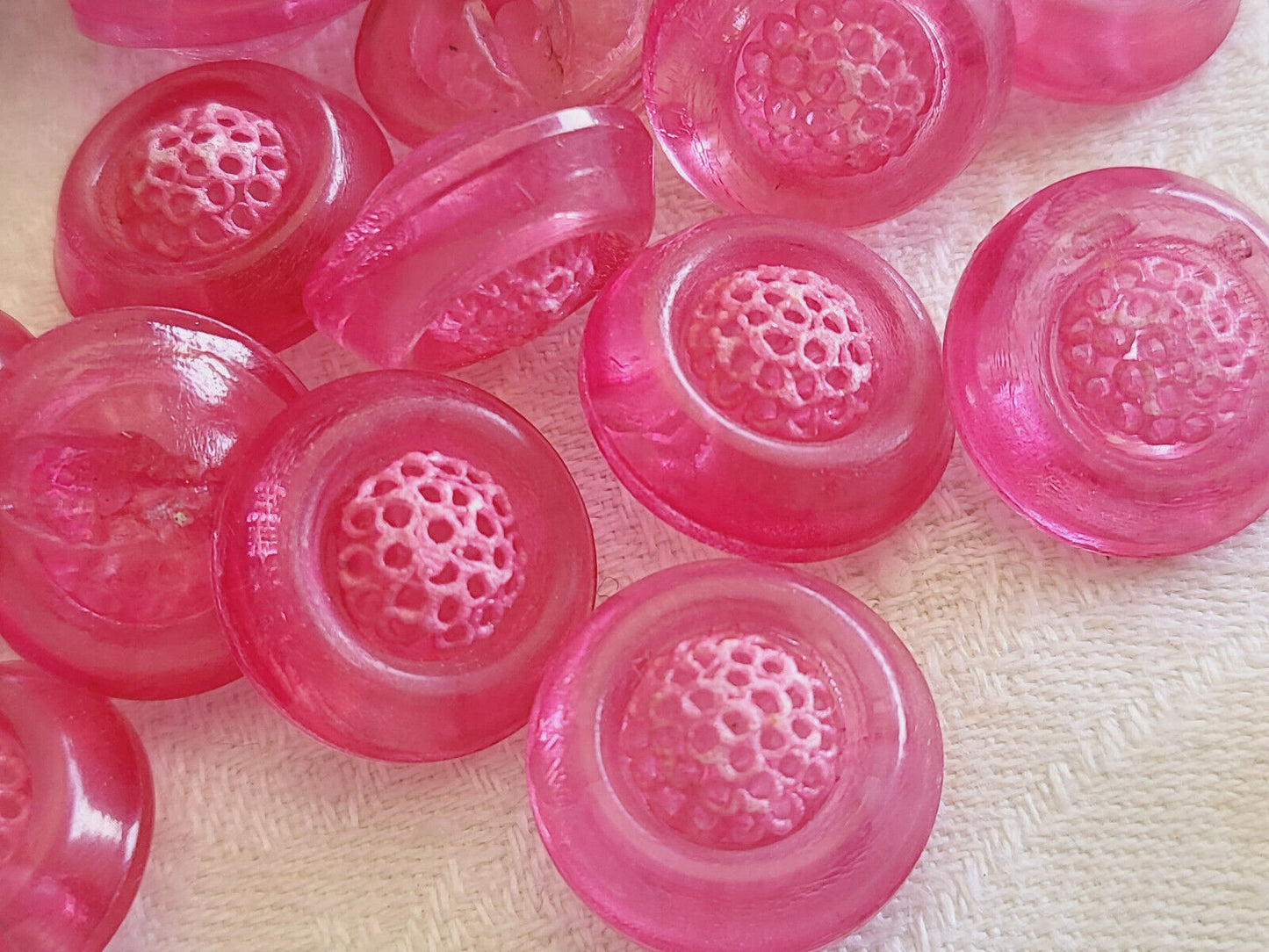 Lot 6 épais boutons  vintage  rose flashy résine à pied 1,7 cm ref 448