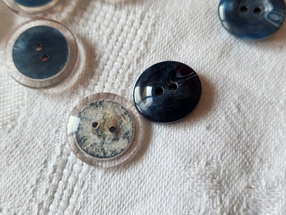 Lot 20 petits boutons vintage bleu trous 2 serie 1,3 sur 1,4 et 1,6 cm ref 1202