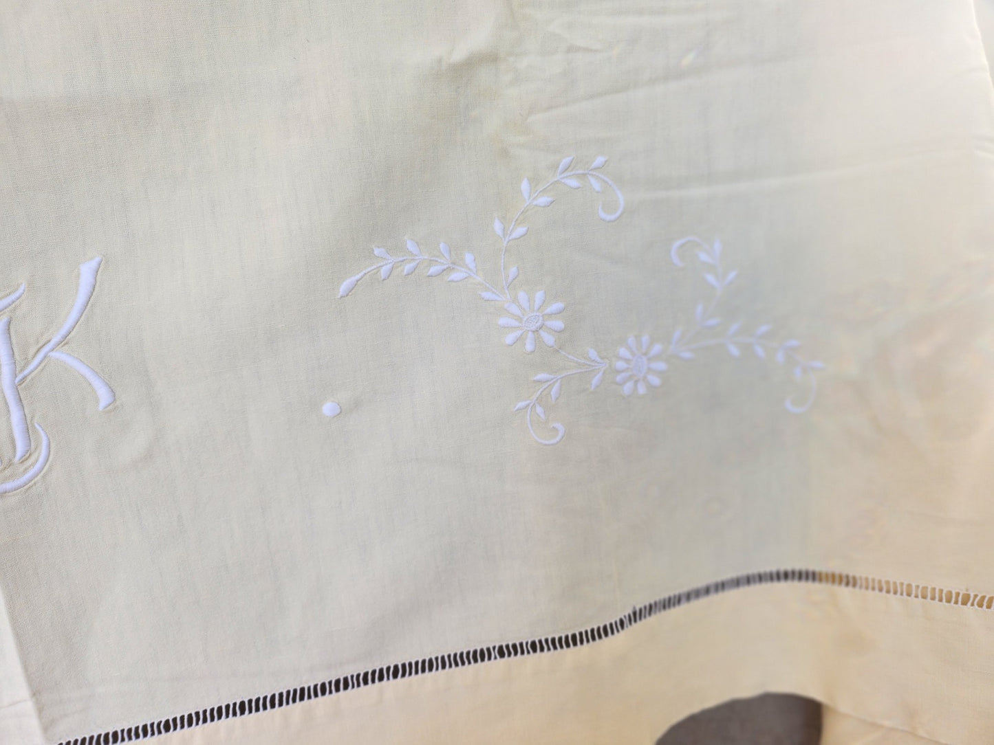 Lot deux draps anciens jaune monogrammes HK idéal rideau B6
