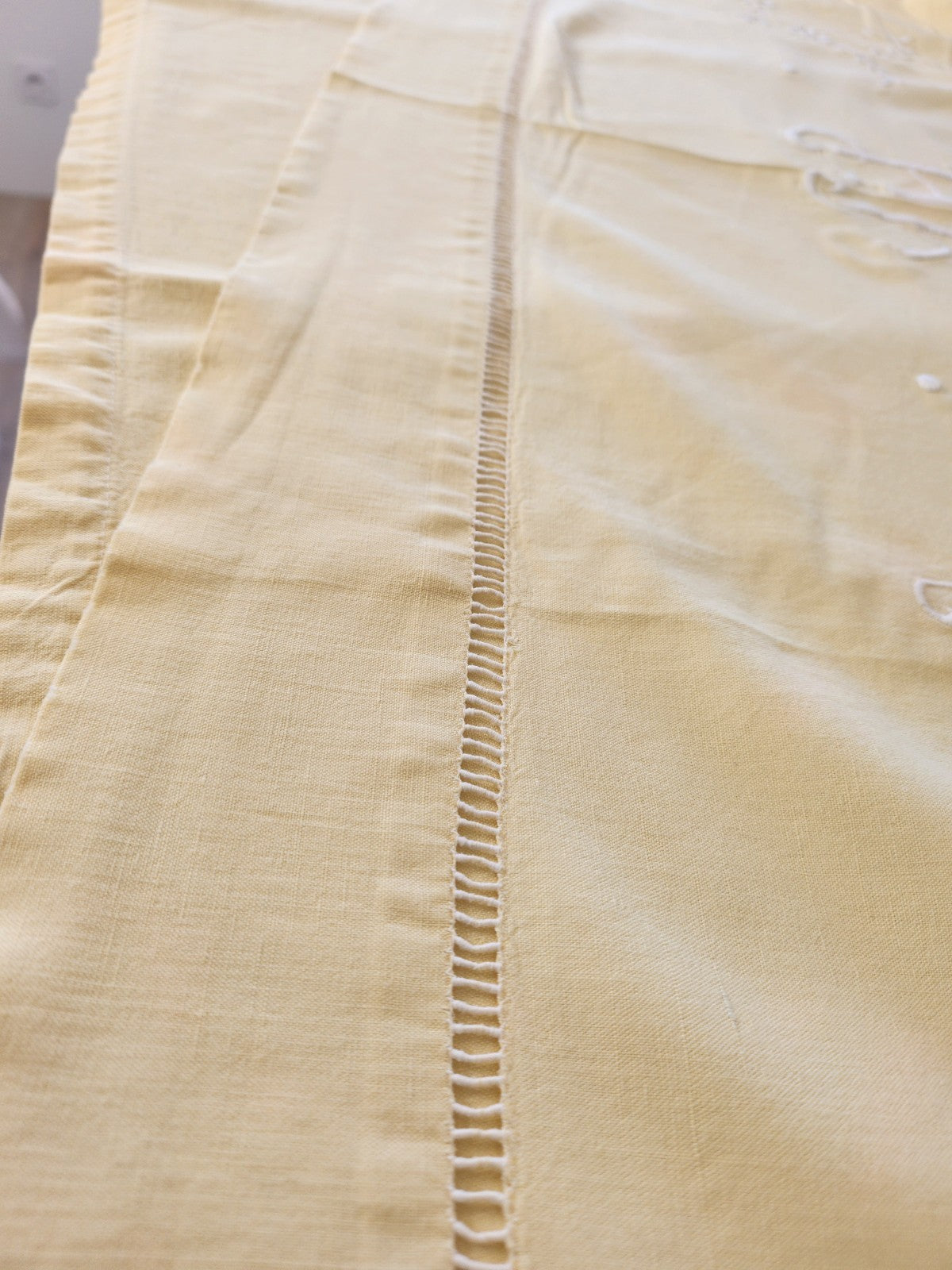 Lot de draps anciens jaune monogrammes HK idéal rideau B6