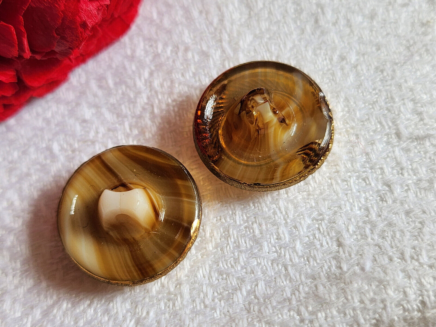 Duo boutons anciens en verre marron doré à pied 1,7 cm G18A