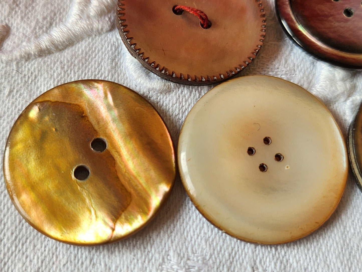 Panaché lot de 5 gros boutons anciens  2,5 à 2,8 cm à trous ref 1181