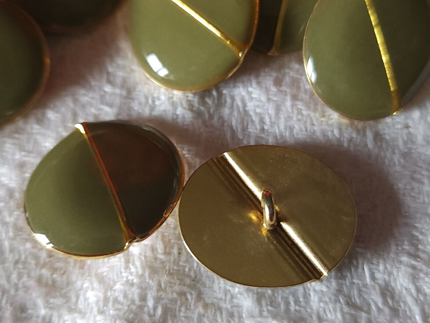 Lot 6 boutons vintage en métal vert kaki doré ovale pied 1,2 sur 1,4 cm ref 5327