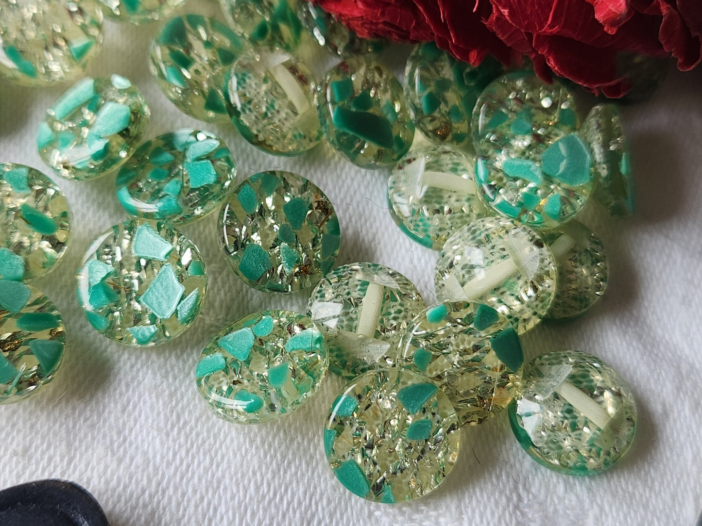 Lot 16 petits boutons vintage à pied paillette verte 1,1 cm ref 5823