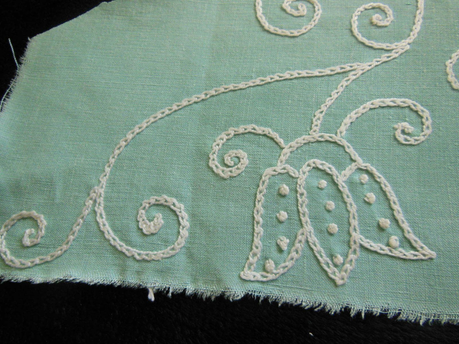 Longue broderie boucle ancienne main vintage fond vert  incrustation  B7-2
