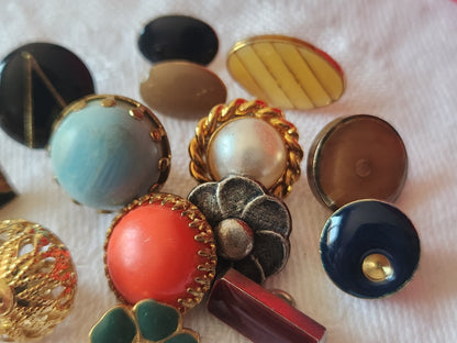 Lot 17 petits boutons vintage panaché 1 à 1,2 cm ref 6040