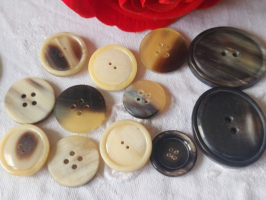 Lot 12 boutons anciens en corne creme 2 cm à 3,1 sur 3,6 cm ref 2058