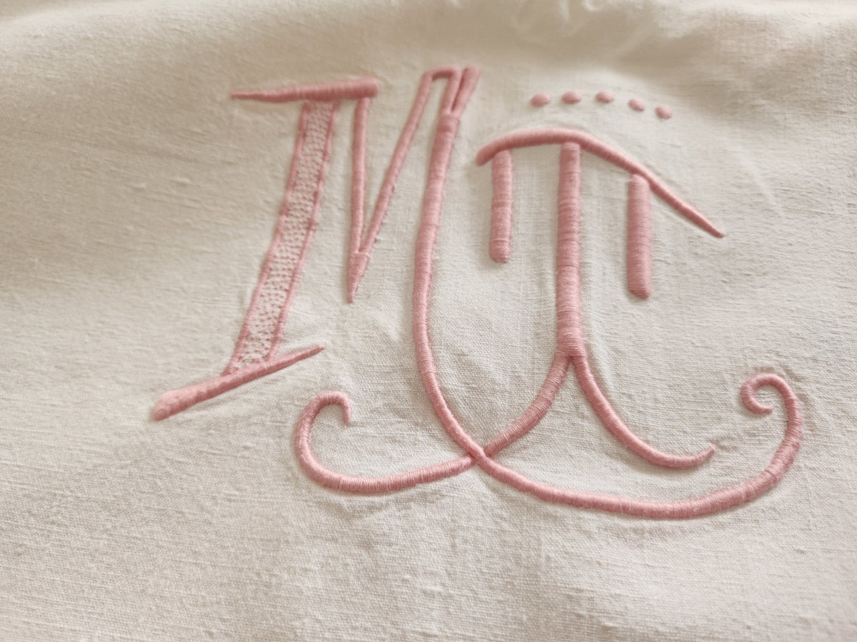 Ancien drap blanc monogramme MT rose et jour tirés B6