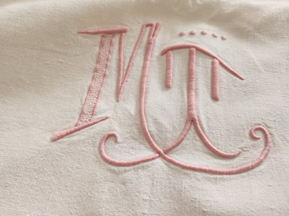 Ancien drap blanc monogramme MT rose et jour tirés B6
