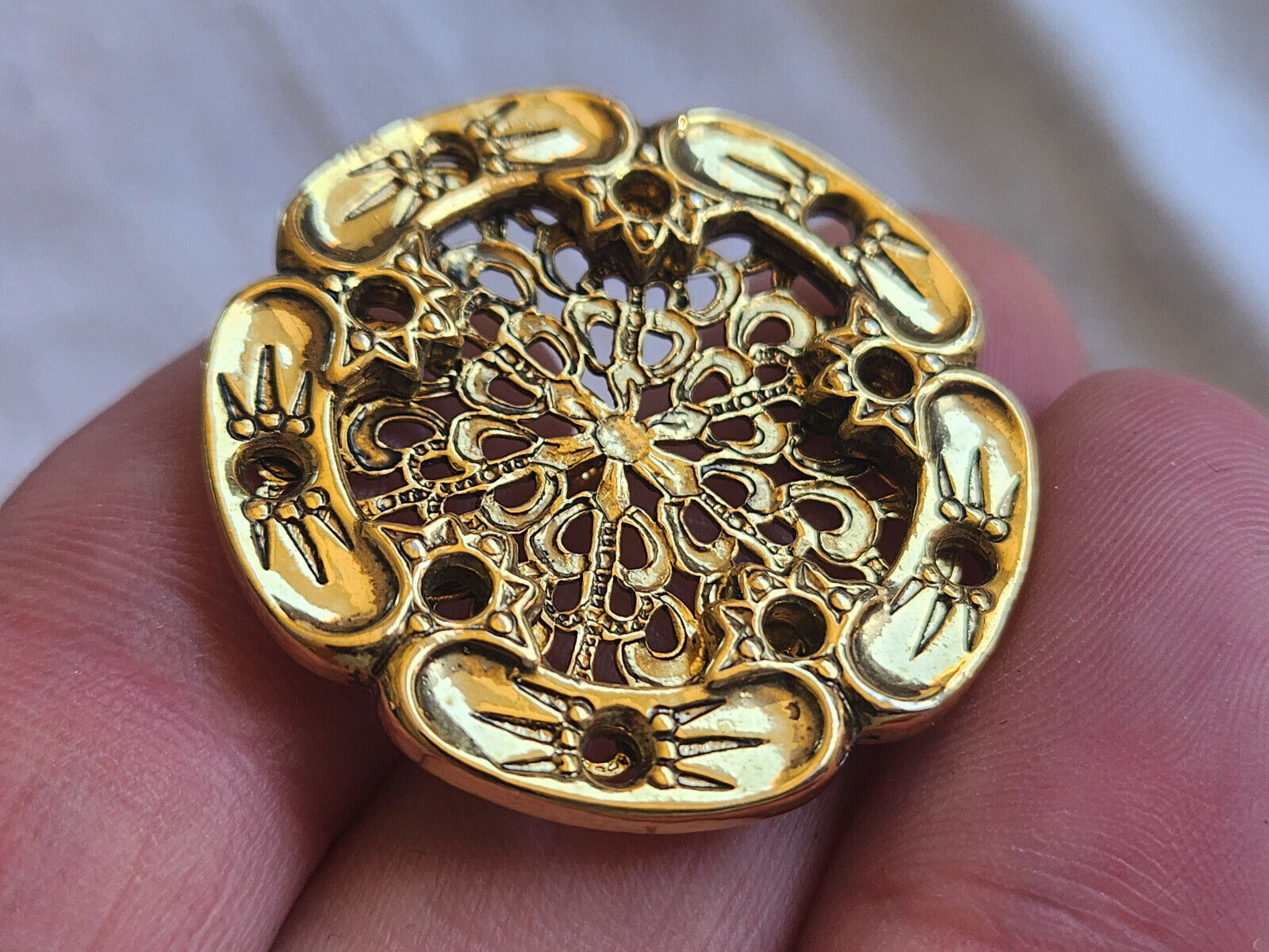 Enorme bouton vintage en métal motif ajouré 3,4 cm ref 621
