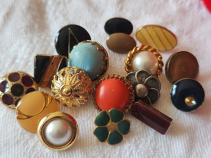 Lot 17 petits boutons vintage panaché 1 à 1,2 cm ref 6040