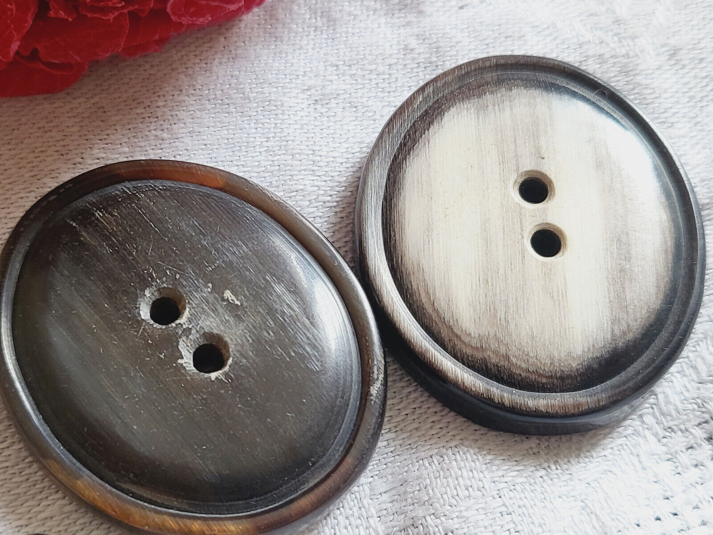 Duo gros boutons anciens ovale  en corne  3,6 cm ref  2984