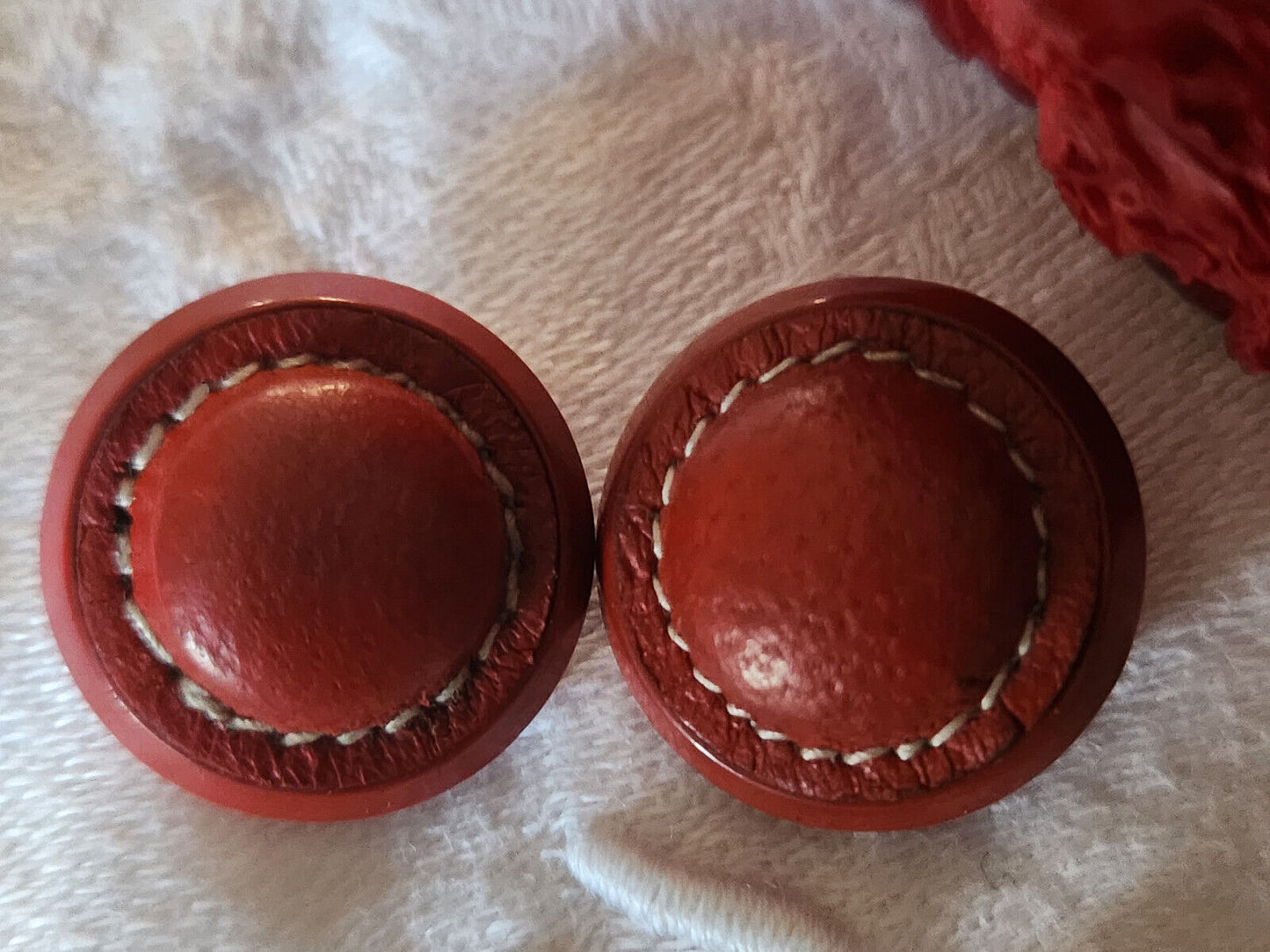 Duo boutons ancien en cuir 2 cm pied coeur bombé D16B